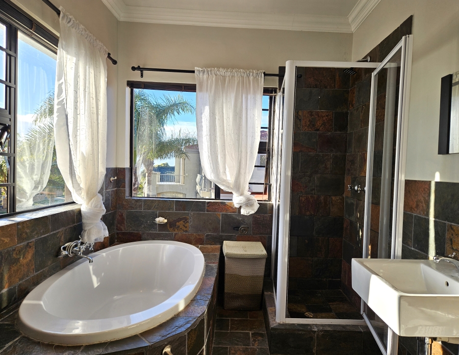 4 Bedroom Property for Sale in Wavecrest Eastern Cape